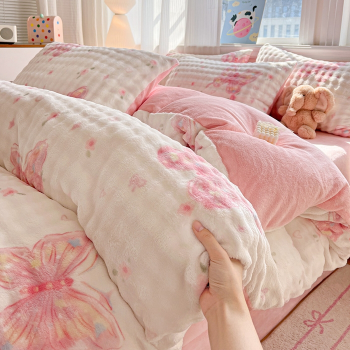 91家纺网 家纺一手货源 找家纺 一比一 2025新款亲肤舒适保暖泡泡绒牛奶绒四件套 蝶恋