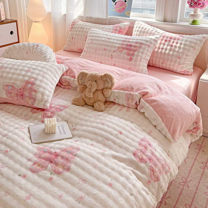 91家纺网 家纺一手货源 找家纺 一比一 2025新款亲肤舒适保暖泡泡绒牛奶绒四件套 蝶恋