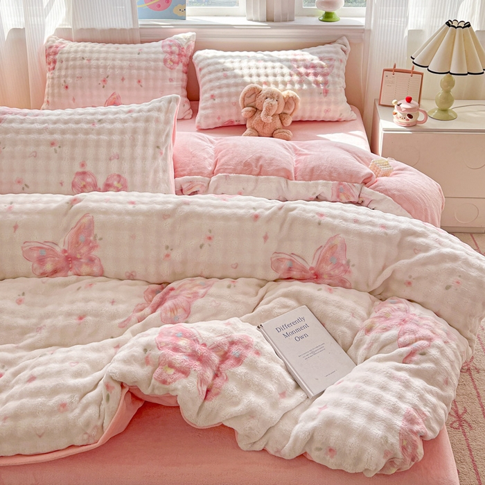 91家纺网 家纺一手货源 找家纺 一比一 2025新款亲肤舒适保暖泡泡绒牛奶绒四件套 蝶恋