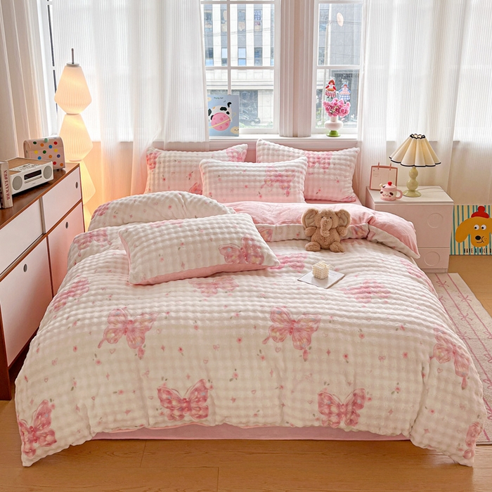 91家纺网 家纺一手货源 找家纺 一比一 2025新款亲肤舒适保暖泡泡绒牛奶绒四件套 蝶恋