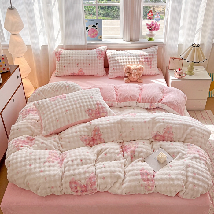 91家纺网 家纺一手货源 找家纺 一比一 2025新款亲肤舒适保暖泡泡绒牛奶绒四件套 蝶恋