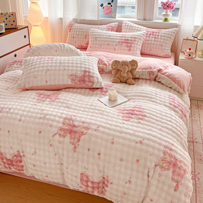 91家纺网 家纺一手货源 找家纺 一比一 2025新款亲肤舒适保暖泡泡绒牛奶绒四件套 蝶恋