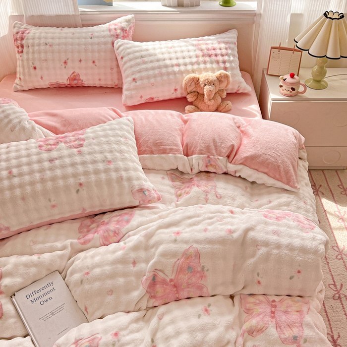 91家纺网 家纺一手货源 找家纺 一比一 2025新款亲肤舒适保暖泡泡绒牛奶绒四件套 蝶恋