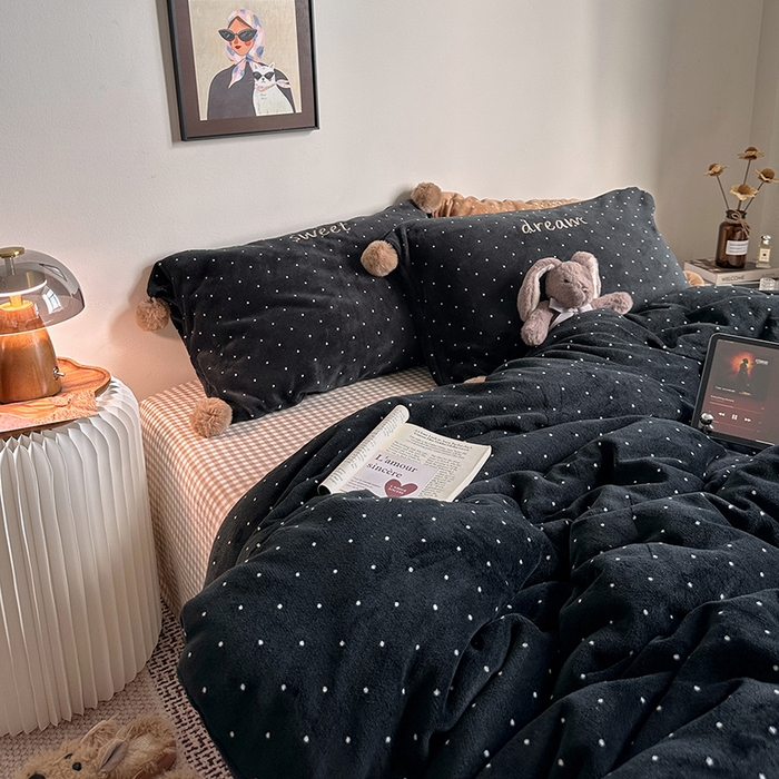 91家纺网 家纺一手货源 找家纺 （总）艾咪-Amy ntmy 2025新款字母绣毛球款小波点牛奶绒四件套甜蜜的梦