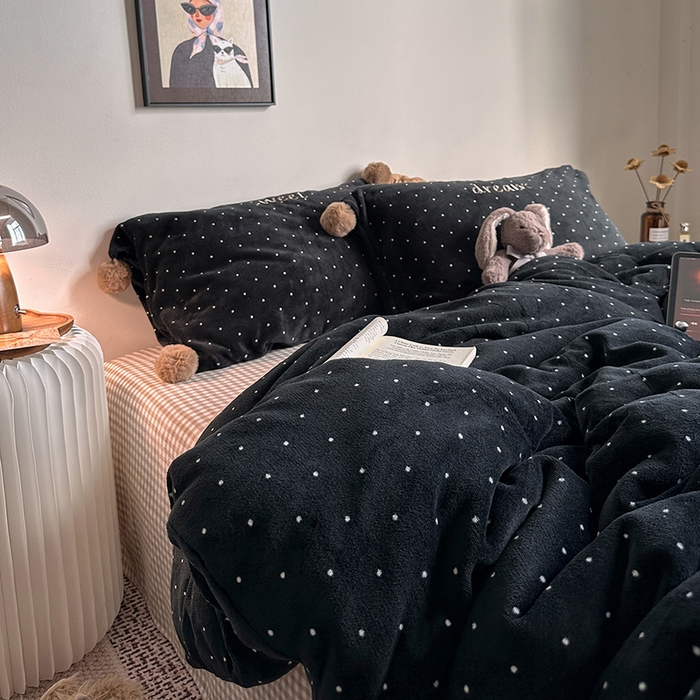 91家纺网 家纺一手货源 找家纺 艾咪-Amy ntmy 2025新款字母绣毛球款小波点牛奶绒四件套甜蜜的梦 甜蜜的梦-黑