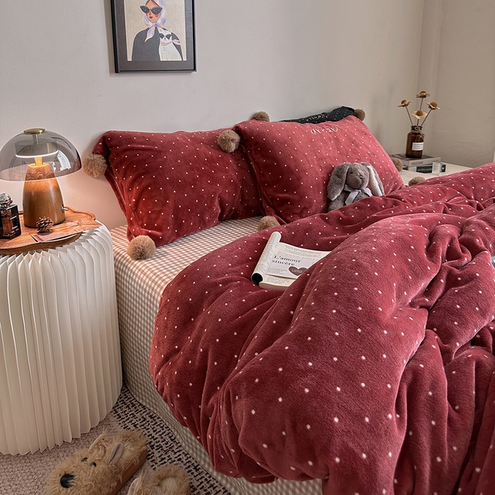 艾咪-Amy ntmy 2025新款字母绣毛球款小波点牛奶绒四件套甜蜜的梦 甜蜜的梦-红