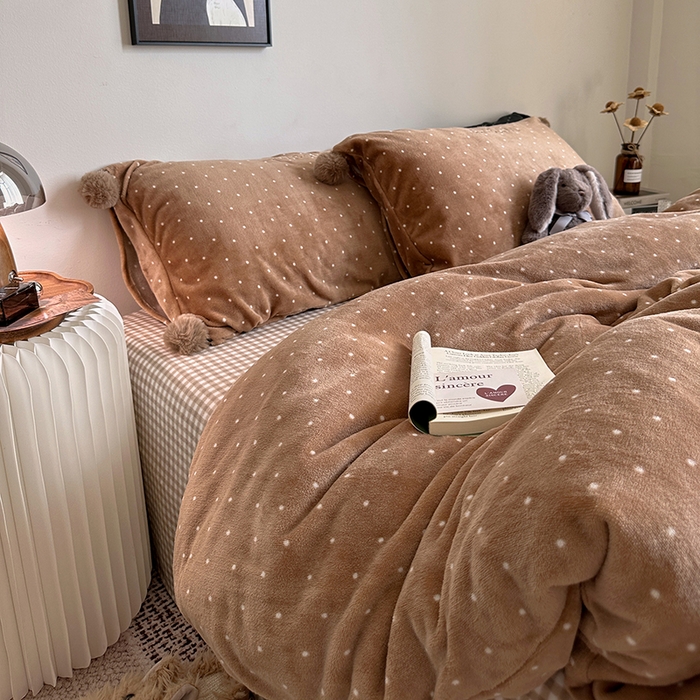 艾咪-Amy ntmy 2025新款字母绣毛球款小波点牛奶绒四件套甜蜜的梦 甜蜜的梦-驼