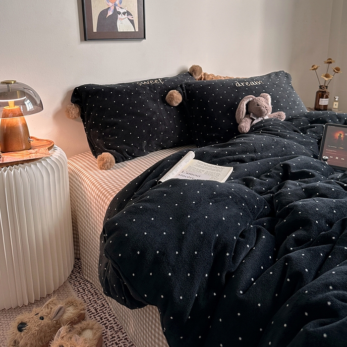 91家纺网 家纺一手货源 找家纺 艾咪-Amy ntmy 2025新款字母绣毛球款小波点牛奶绒四件套甜蜜的梦 甜蜜的梦-黑