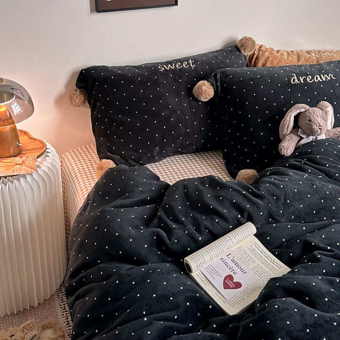 91家纺网 家纺一手货源 找家纺 艾咪-Amy ntmy 2025新款字母绣毛球款小波点牛奶绒四件套甜蜜的梦 甜蜜的梦-黑