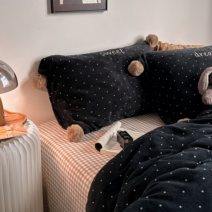 91家纺网 家纺一手货源 找家纺 艾咪-Amy ntmy 2025新款字母绣毛球款小波点牛奶绒四件套甜蜜的梦 甜蜜的梦-黑