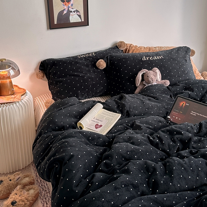 91家纺网 家纺一手货源 找家纺 艾咪-Amy ntmy 2025新款字母绣毛球款小波点牛奶绒四件套甜蜜的梦 甜蜜的梦-黑