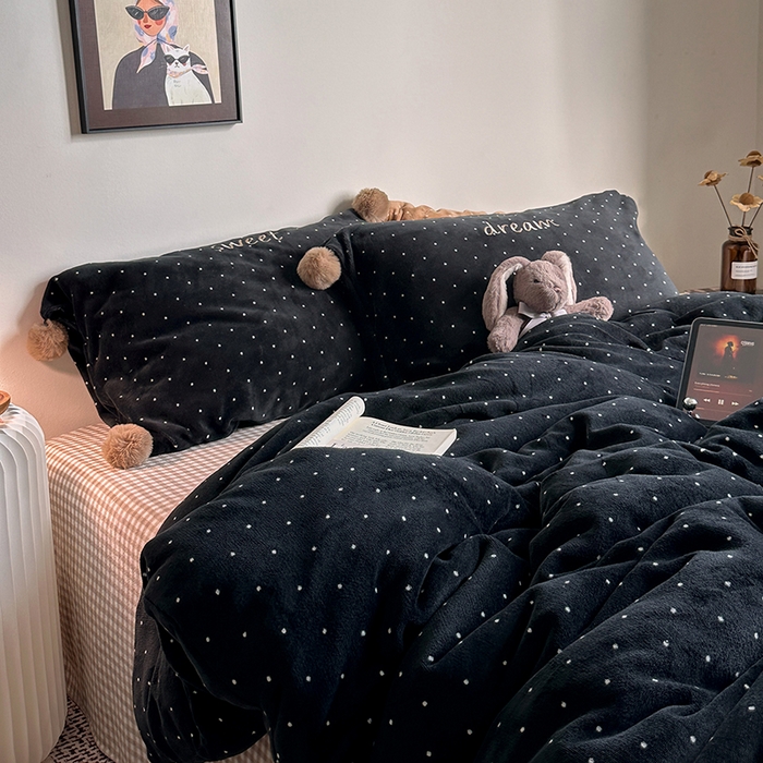 91家纺网 家纺一手货源 找家纺 艾咪-Amy ntmy 2025新款字母绣毛球款小波点牛奶绒四件套甜蜜的梦 甜蜜的梦-黑