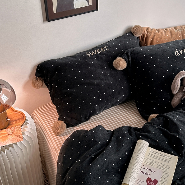 91家纺网 家纺一手货源 找家纺 艾咪-Amy ntmy 2025新款字母绣毛球款小波点牛奶绒四件套甜蜜的梦 甜蜜的梦-黑