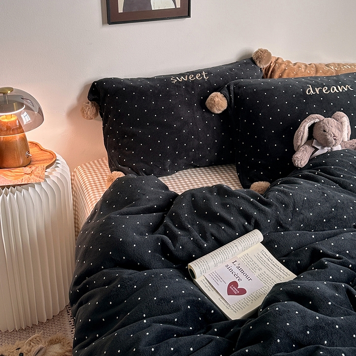 91家纺网 家纺一手货源 找家纺 艾咪-Amy ntmy 2025新款字母绣毛球款小波点牛奶绒四件套甜蜜的梦 甜蜜的梦-黑