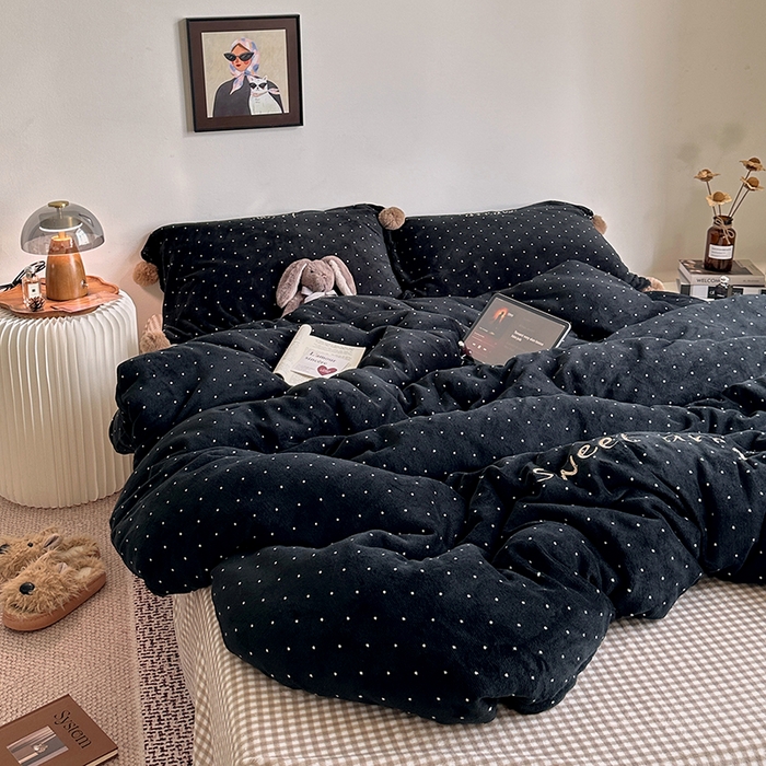 91家纺网 家纺一手货源 找家纺 艾咪-Amy ntmy 2025新款字母绣毛球款小波点牛奶绒四件套甜蜜的梦 甜蜜的梦-黑