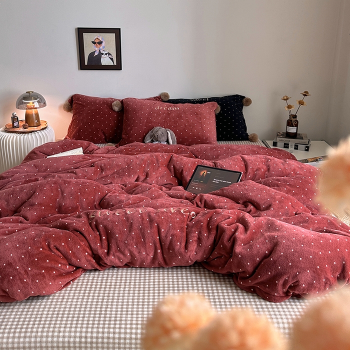 91家纺网 家纺一手货源 找家纺 艾咪-Amy ntmy 2025新款字母绣毛球款小波点牛奶绒四件套甜蜜的梦 甜蜜的梦-红