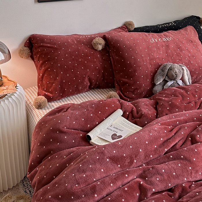 91家纺网 家纺一手货源 找家纺 艾咪-Amy ntmy 2025新款字母绣毛球款小波点牛奶绒四件套甜蜜的梦 甜蜜的梦-红