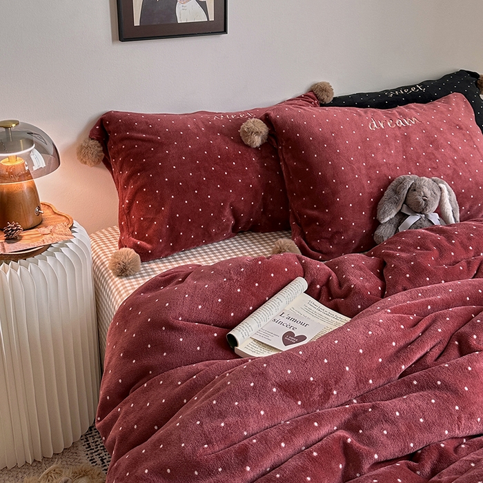 91家纺网 家纺一手货源 找家纺 艾咪-Amy ntmy 2025新款字母绣毛球款小波点牛奶绒四件套甜蜜的梦 甜蜜的梦-红