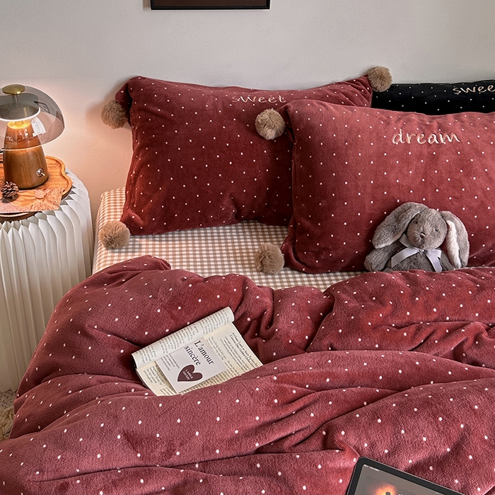 91家纺网 家纺一手货源 找家纺 艾咪-Amy ntmy 2025新款字母绣毛球款小波点牛奶绒四件套甜蜜的梦 甜蜜的梦-红