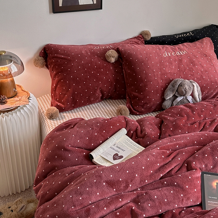 91家纺网 家纺一手货源 找家纺 艾咪-Amy ntmy 2025新款字母绣毛球款小波点牛奶绒四件套甜蜜的梦 甜蜜的梦-红