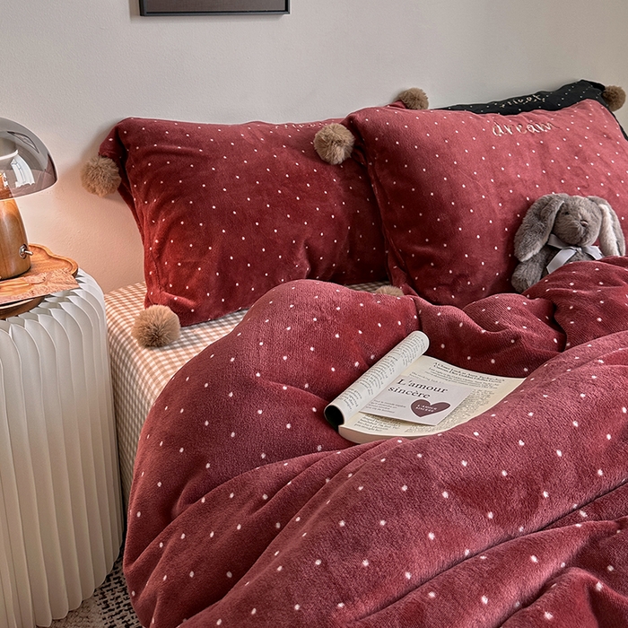 91家纺网 家纺一手货源 找家纺 艾咪-Amy ntmy 2025新款字母绣毛球款小波点牛奶绒四件套甜蜜的梦 甜蜜的梦-红