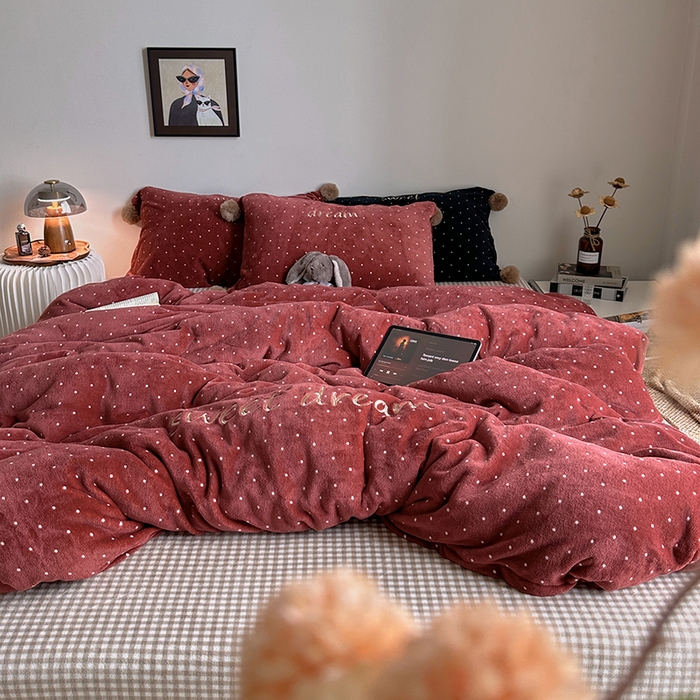 91家纺网 家纺一手货源 找家纺 艾咪-Amy ntmy 2025新款字母绣毛球款小波点牛奶绒四件套甜蜜的梦 甜蜜的梦-红