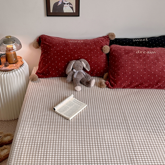 91家纺网 家纺一手货源 找家纺 艾咪-Amy ntmy 2025新款字母绣毛球款小波点牛奶绒四件套甜蜜的梦 甜蜜的梦-红