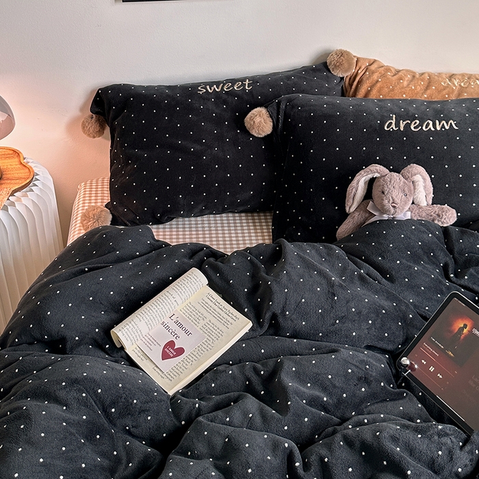 91家纺网 家纺一手货源 找家纺 艾咪-Amy ntmy 2025新款字母绣毛球款小波点牛奶绒四件套甜蜜的梦 甜蜜的梦-黑