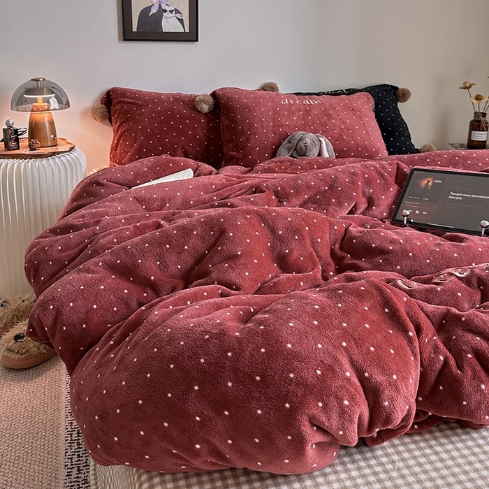 91家纺网 家纺一手货源 找家纺 艾咪-Amy ntmy 2025新款字母绣毛球款小波点牛奶绒四件套甜蜜的梦 甜蜜的梦-红