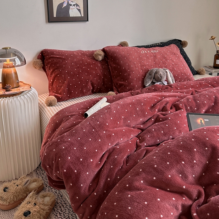 91家纺网 家纺一手货源 找家纺 艾咪-Amy ntmy 2025新款字母绣毛球款小波点牛奶绒四件套甜蜜的梦 甜蜜的梦-红