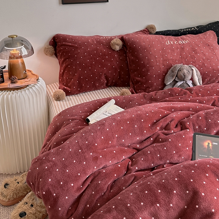 91家纺网 家纺一手货源 找家纺 艾咪-Amy ntmy 2025新款字母绣毛球款小波点牛奶绒四件套甜蜜的梦 甜蜜的梦-红