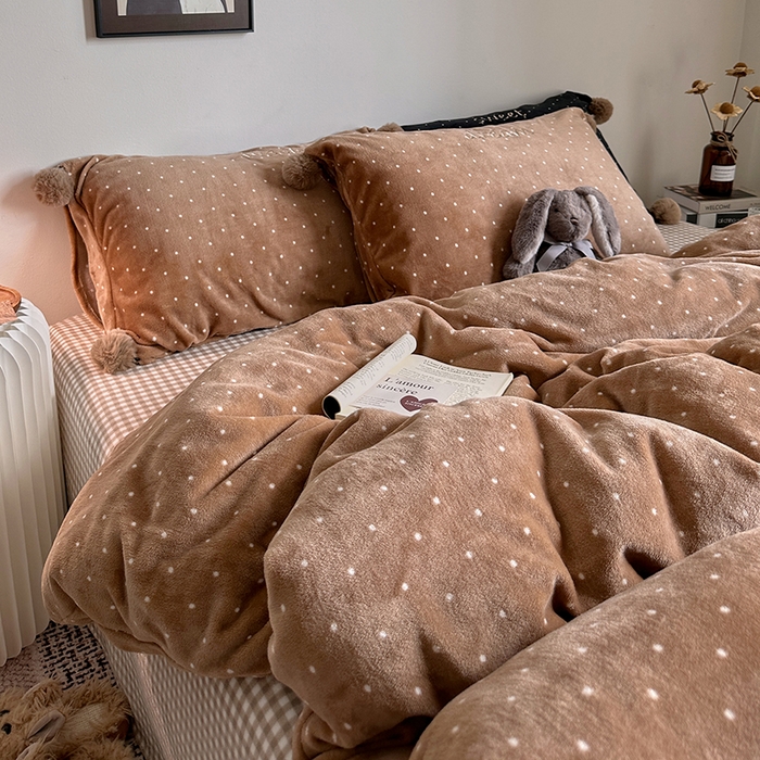 91家纺网 家纺一手货源 找家纺 艾咪-Amy ntmy 2025新款字母绣毛球款小波点牛奶绒四件套甜蜜的梦 甜蜜的梦-驼