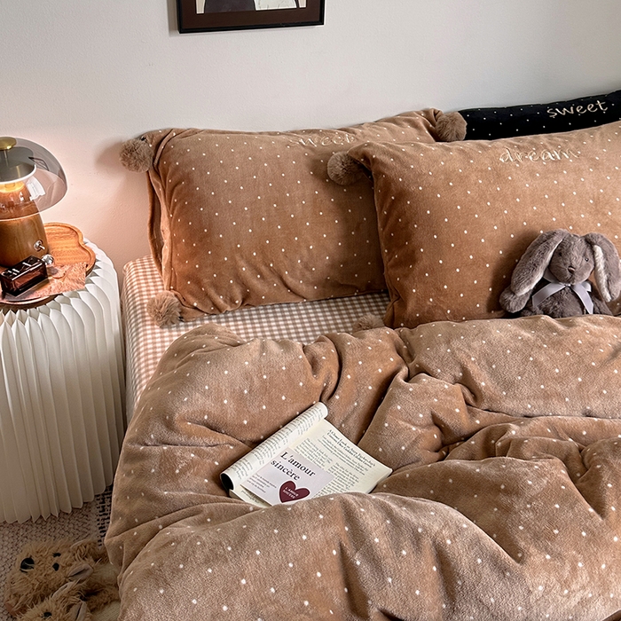 91家纺网 家纺一手货源 找家纺 艾咪-Amy ntmy 2025新款字母绣毛球款小波点牛奶绒四件套甜蜜的梦 甜蜜的梦-驼