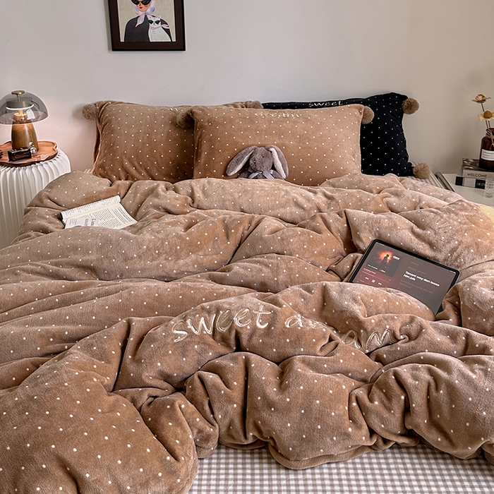 91家纺网 家纺一手货源 找家纺 艾咪-Amy ntmy 2025新款字母绣毛球款小波点牛奶绒四件套甜蜜的梦 甜蜜的梦-驼