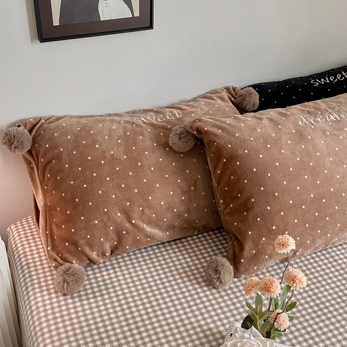 91家纺网 家纺一手货源 找家纺 艾咪-Amy ntmy 2025新款字母绣毛球款小波点牛奶绒四件套甜蜜的梦 甜蜜的梦-驼