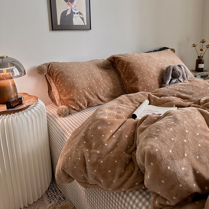 91家纺网 家纺一手货源 找家纺 艾咪-Amy ntmy 2025新款字母绣毛球款小波点牛奶绒四件套甜蜜的梦 甜蜜的梦-驼