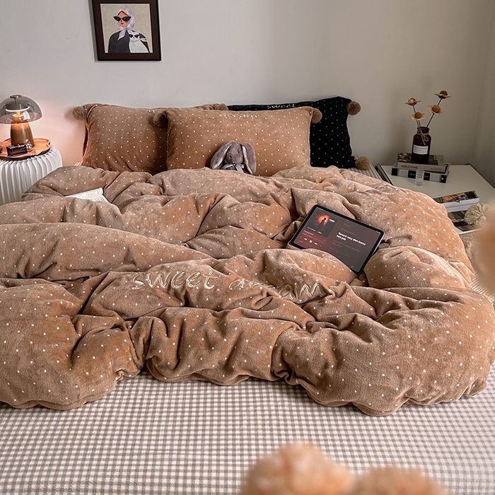 91家纺网 家纺一手货源 找家纺 艾咪-Amy ntmy 2025新款字母绣毛球款小波点牛奶绒四件套甜蜜的梦 甜蜜的梦-驼