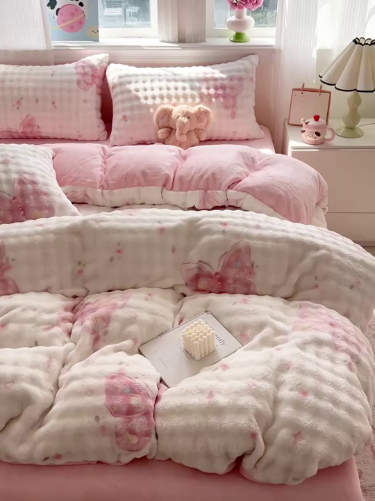 91家纺网 家纺一手货源 找家纺 一比一 2025新款亲肤舒适保暖泡泡绒牛奶绒四件套 蝶恋