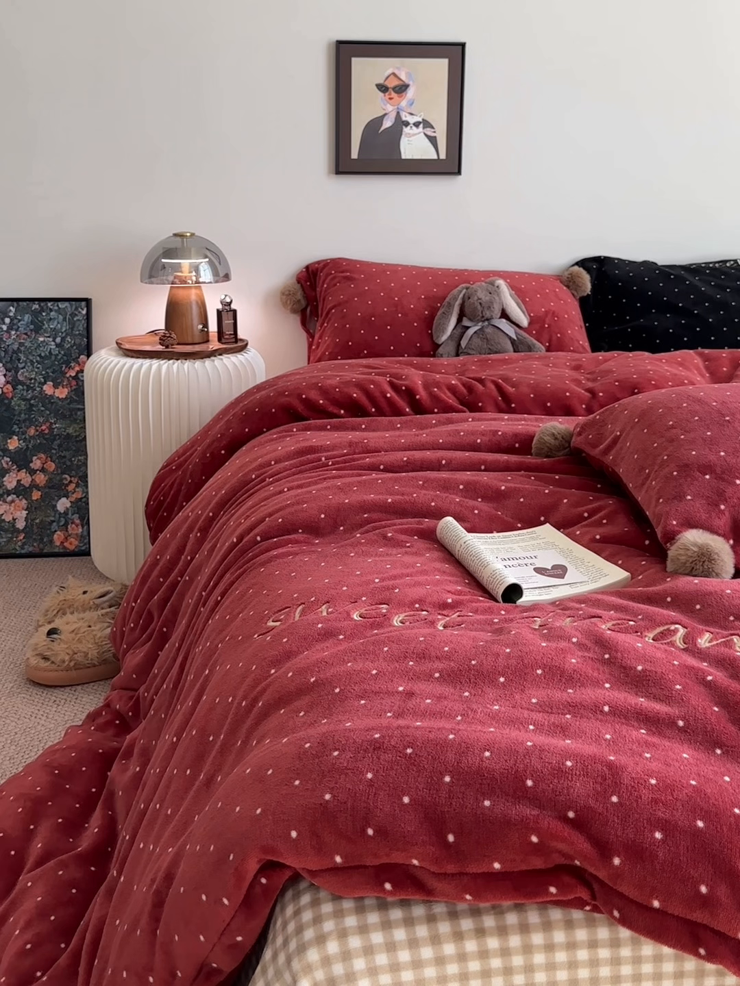 91家纺网 家纺一手货源 找家纺 艾咪-Amy ntmy 2025新款字母绣毛球款小波点牛奶绒四件套甜蜜的梦 甜蜜的梦-红