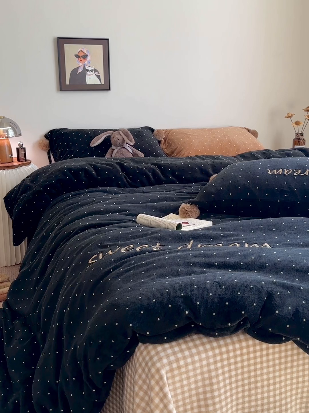 91家纺网 家纺一手货源 找家纺 艾咪-Amy ntmy 2025新款字母绣毛球款小波点牛奶绒四件套甜蜜的梦 甜蜜的梦-黑