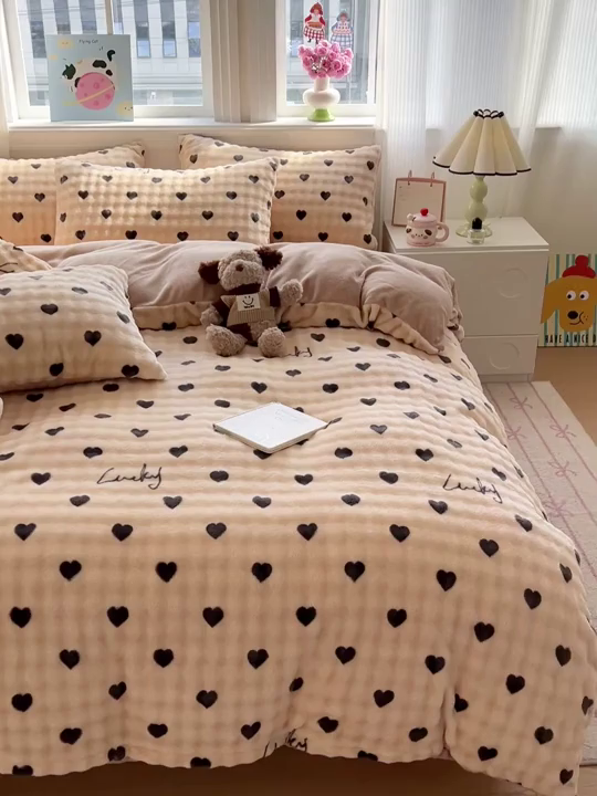 91家纺网 家纺一手货源 找家纺 一比一 2025新款亲肤舒适保暖泡泡绒牛奶绒四件套 焦糖奶咖