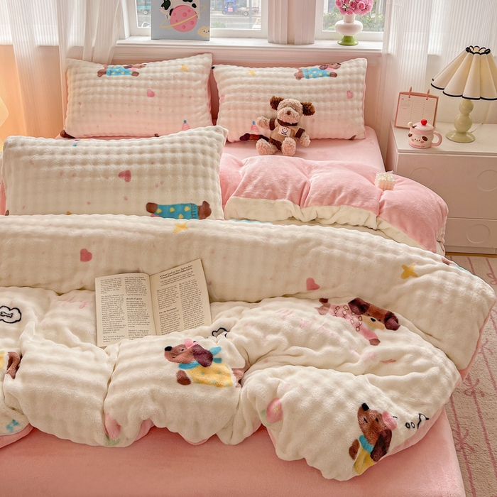 91家纺网 家纺一手货源 找家纺 一比一 2025新款亲肤舒适保暖泡泡绒牛奶绒四件套 快乐狗仔