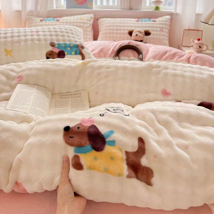 91家纺网 家纺一手货源 找家纺 一比一 2025新款亲肤舒适保暖泡泡绒牛奶绒四件套 快乐狗仔