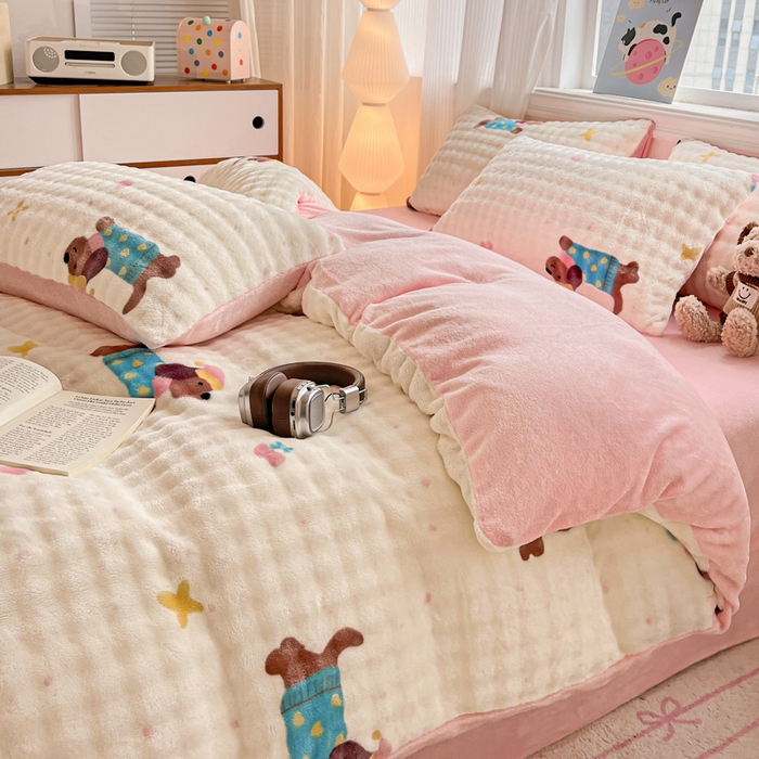 91家纺网 家纺一手货源 找家纺 一比一 2025新款亲肤舒适保暖泡泡绒牛奶绒四件套 快乐狗仔