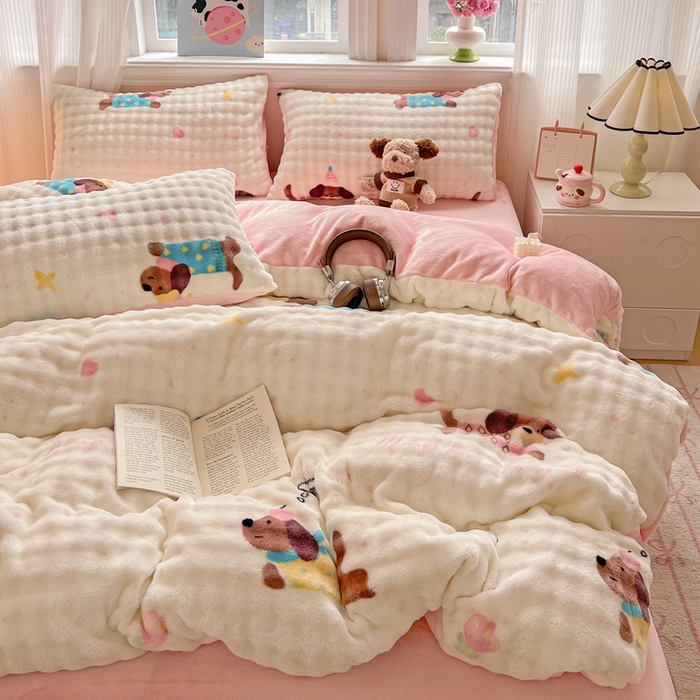 91家纺网 家纺一手货源 找家纺 一比一 2025新款亲肤舒适保暖泡泡绒牛奶绒四件套 快乐狗仔