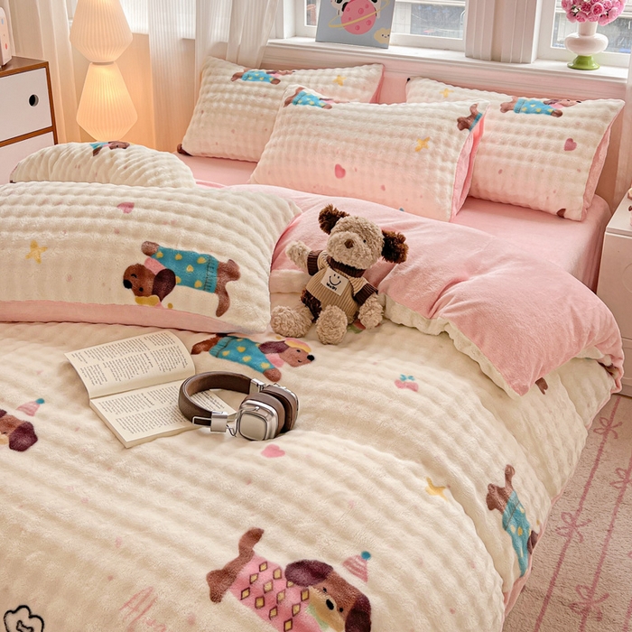 91家纺网 家纺一手货源 找家纺 一比一 2025新款亲肤舒适保暖泡泡绒牛奶绒四件套 快乐狗仔