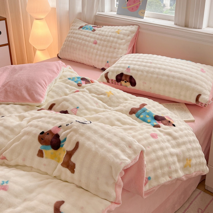 91家纺网 家纺一手货源 找家纺 一比一 2025新款亲肤舒适保暖泡泡绒牛奶绒四件套 快乐狗仔