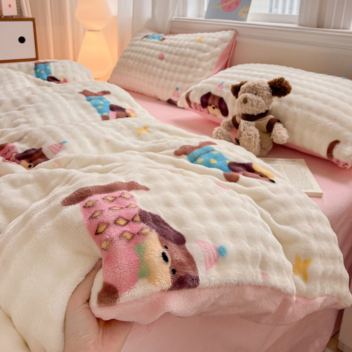 91家纺网 家纺一手货源 找家纺 一比一 2025新款亲肤舒适保暖泡泡绒牛奶绒四件套 快乐狗仔