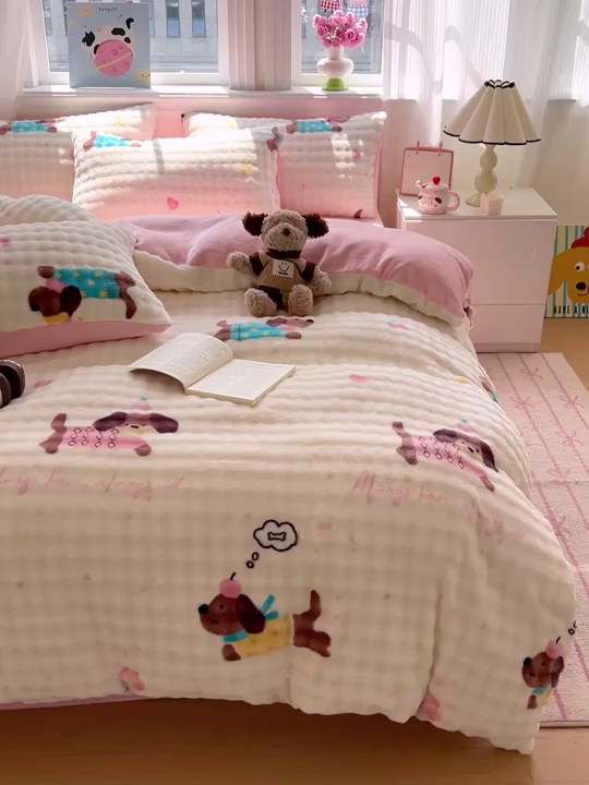 91家纺网 家纺一手货源 找家纺 一比一 2025新款亲肤舒适保暖泡泡绒牛奶绒四件套 快乐狗仔