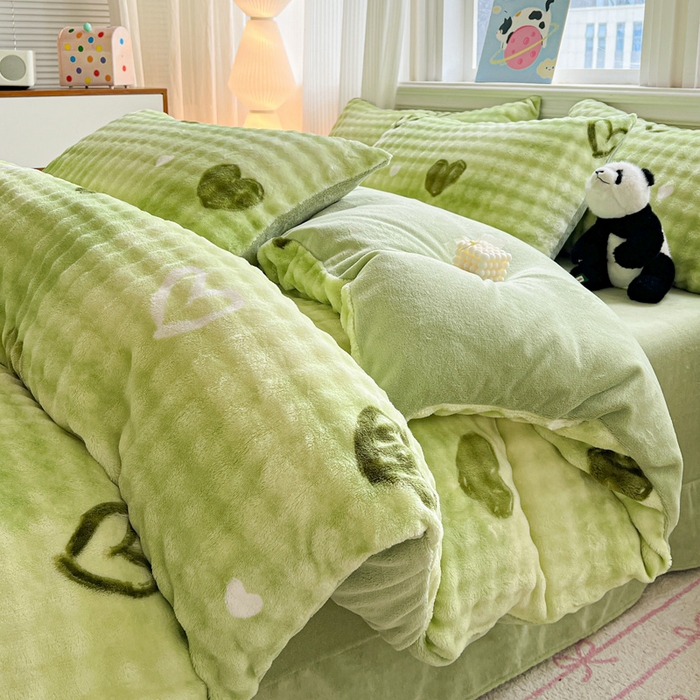 一比一 2025新款亲肤舒适保暖泡泡绒牛奶绒四件套 绿爱心